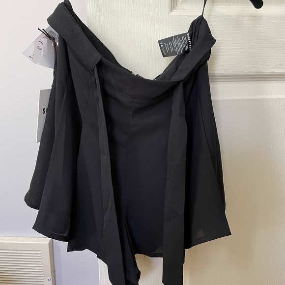 Aritiza Westley Pleated Black shorts - Picture 5 of 7